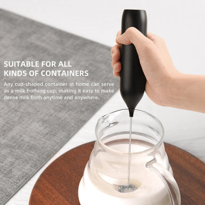 Mini mixer fazendo espuma de leite